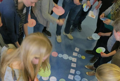 junge Menschen im Seminar arbeiten zusammen