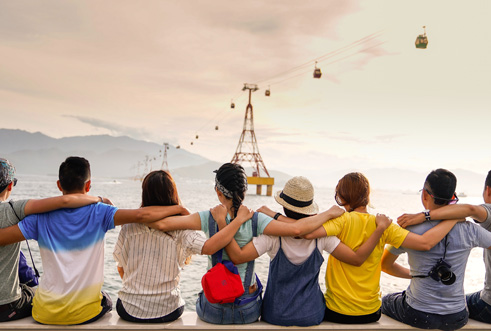 junge Menschen sitzen gemeinsam am Fluss