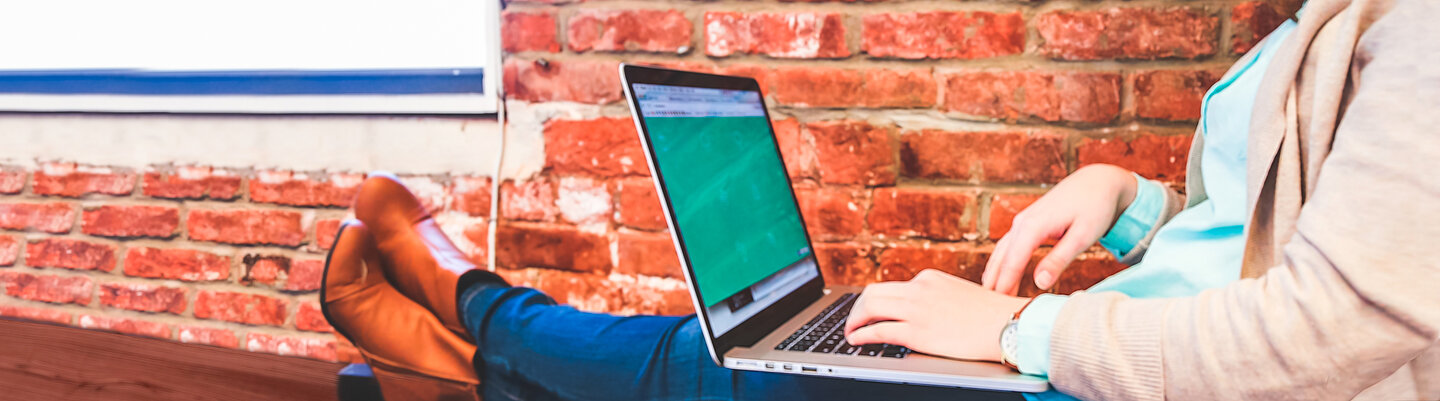 junge Person lernt mit Laptop