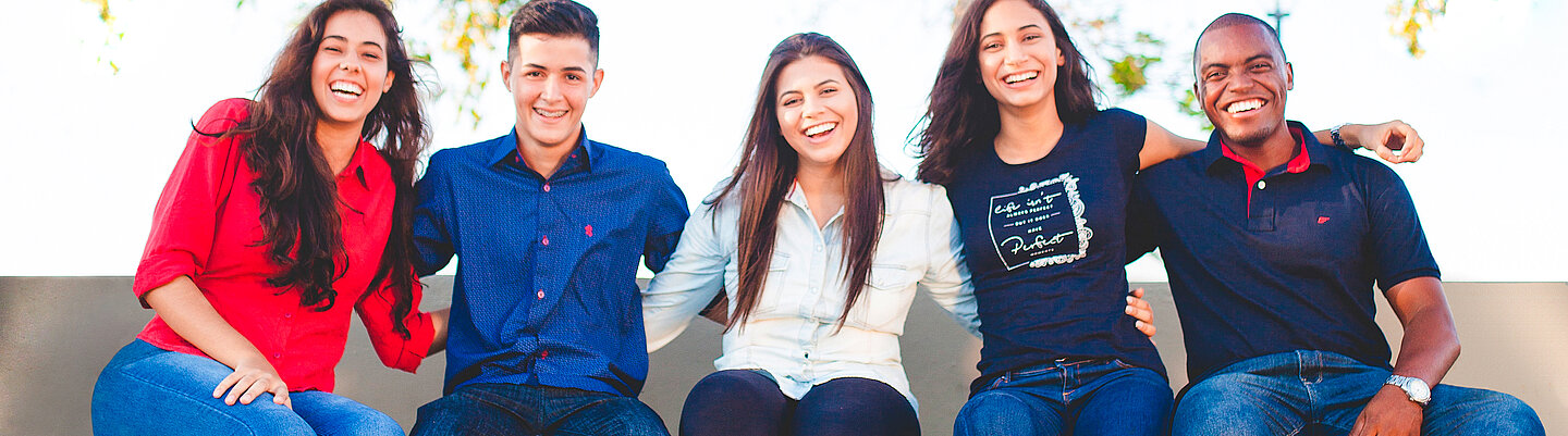 junge glückliche Menschen