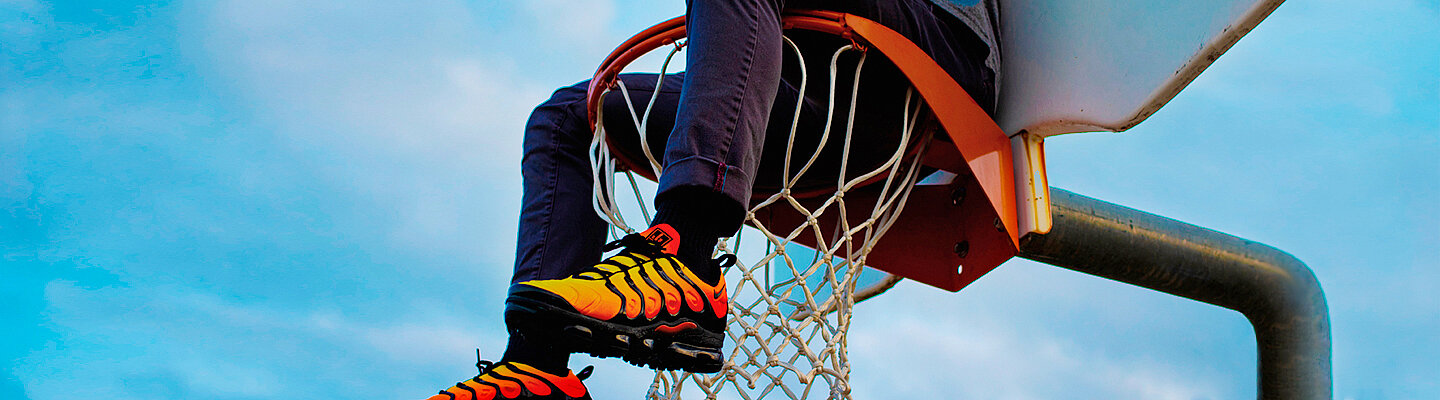 Jugendlicher auf Basketballkorb