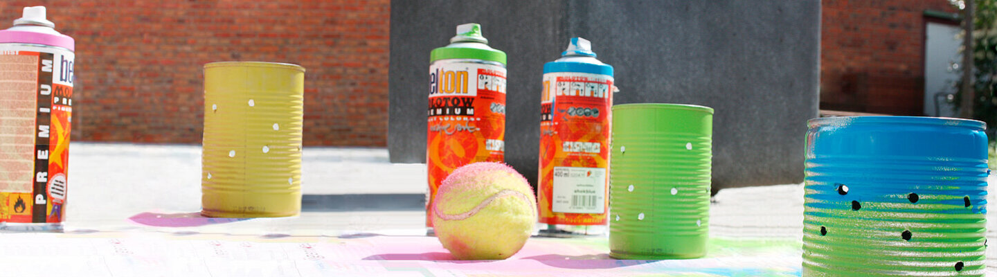 Sprühdosen und Farben für kreatives Arbeiten