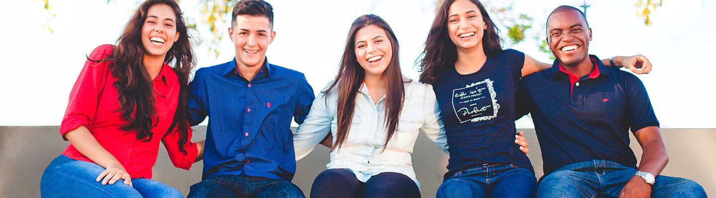 junge glückliche Menschen